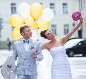 Brautpaar mit Luftballons und Brautstrauß