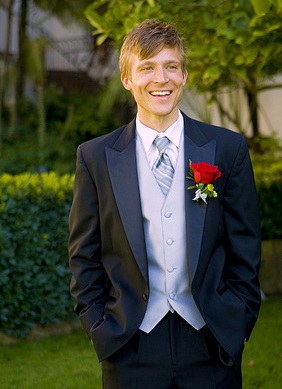 Hochzeitsanzug mit roter Rose