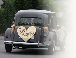 Hochzeitsauto mit just married