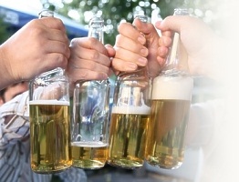 Männer stoßen mit Bier bei Junggesellenabschied an Männer Junggesellenabschied