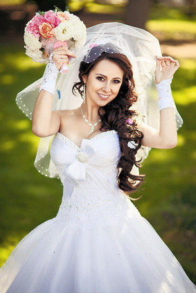 Fröhliche Braut mit Brautkleid