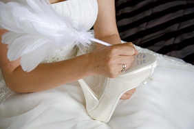 Braut beschriftet Sohlen der Brautschuhe