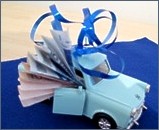 Witziges Geldgeschenk in einem kleinen blauen Spielzeugauto Auto mit Geld