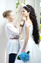 Braut wird Make-Up nachgezogen Make-Up nachziehen