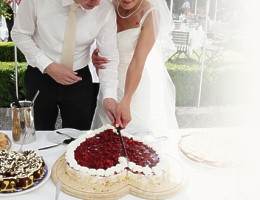 Hochzeitstorte anschneiden