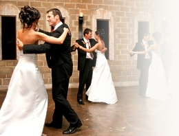 Paar tanzt Hochzeitswalzer