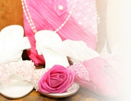 Bild mit rosa Blume und anderen Accessoires Tricks Hochzeitstag