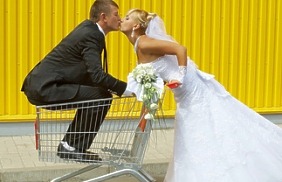 Brautpaar beim Einkaufen